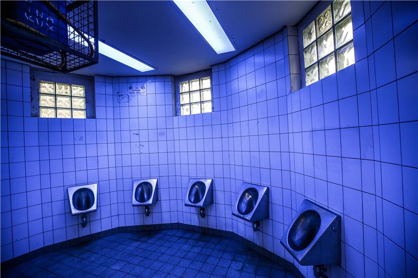 „Ich öffne Toilettentüren nur mit Papierhandtuch“ Öffentliche Toiletten wie diese am Dortmunder Nordmarkt lösen bei vielen Menschen Unbehagen aus.