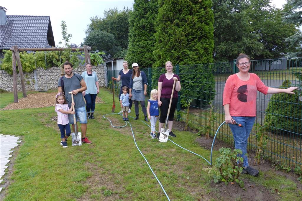 Zu wenig Personal: Halterner Kita streicht Gruppe und kürzt Betreuungszeiten Ökologie ist ein großes Thema in der Einrichtung. Dieses Archivfoto zeigte eine gemeinsame Aktion von Eltern und Kindern. Sie setzten Kletterpflanzen an den Zaun.