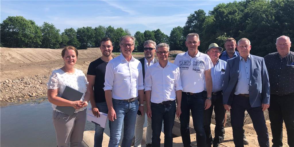 An Dinkel und Mühlenbach sollen Fische Barrierefreiheit bekommen Ökologische Gemeinschaftsaktion (v.l.): Doreen Kublik (ISW), Jan-Hendrik Resing (Kreis Borken), Frank Richter (ISW), Helmut Schiermann (Gemeinde Legden), Hubert Grothues (Kreis), Friedel Wielers (Kreis), Frank Richter (ISW), Alfons Büscher (Wasser-und Bodenverband) Norbert Heuing (Firma Plate), Bürgermeister Dieter Berkemeier und Bernd Rerick (Plate).