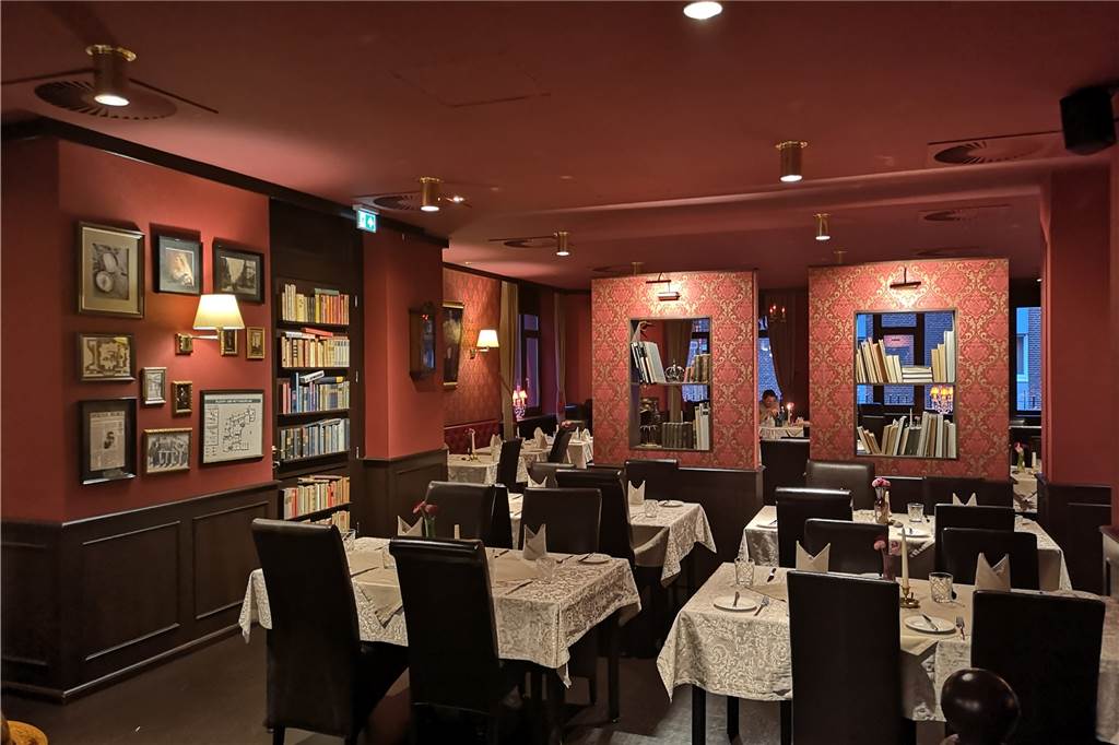 Beim Sherlock´s gibt es bestes Fleisch in toller Atmosphäre – nicht nur für Digital Natives Ölgemälde, alte Bücherregale, rote Wände: Das Interieur des Sherlock´s erinnert tatsächlich an ein englisches Restaurant aus dem 19. Jahrhundert.