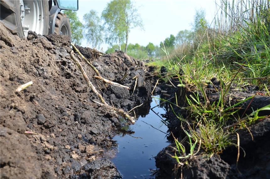 Risse, Krater und Salz im Grundwasser Ölverschmutztes Wasser im Venn