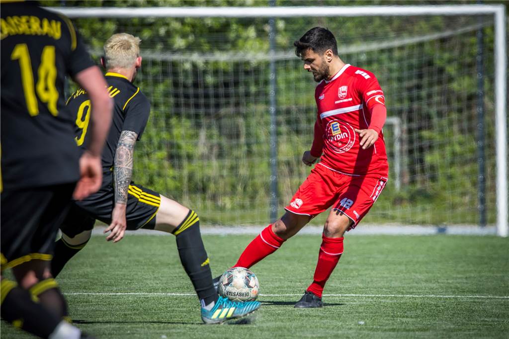 Westfalenliga ohne Bövinghausen – Brünninghausen-Spielertrainer Gondrum hat klare Erwartung Ömer Akman von Türkspor Dortmund spielt einen Ball.