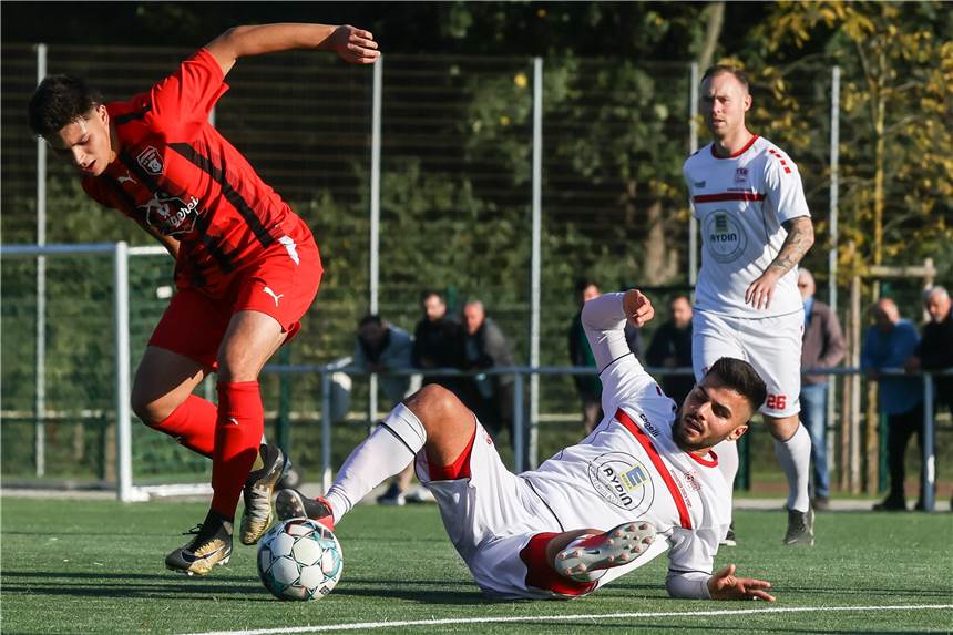 Landesliga-Topspiel und ein Derby: Wir übertragen live von den Dortmunder Fußballplätzen Ömer Akman (r.) und Türkspor Dortmund stehen vor einem echten Spitzenspiel.