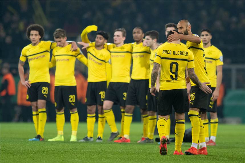 Dramatik pur! BVB muss sich Pokal-Aus selbst ankreiden Ömer Toprak tröstet Paco Alcacer nach dessem verschossenen Elfmeter.