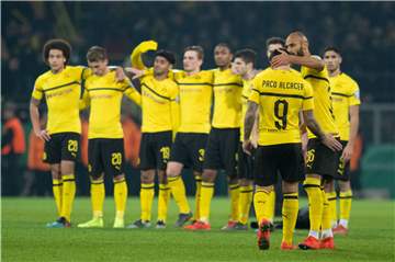 Ömer Toprak tröstet Paco Alcacer nach dessem verschossenen Elfmeter.