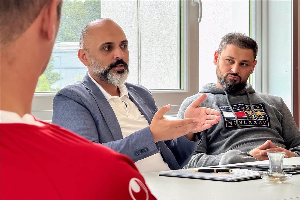 Ömür Turhan (l.) tritt als Präsident von Türkspor Dortmund ab.