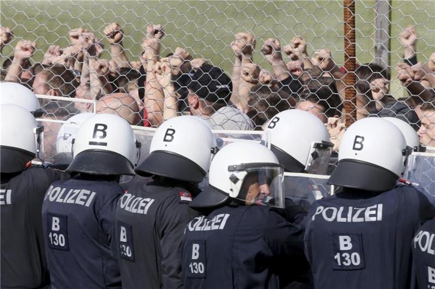 EU-Gipfel berät Konzept für Migrantenlager in Nordafrika Österreichische Polizisten und Flüchtlings-Darsteller bei der Grenzschutzübung „Proborders“ an der Grenze zu Slowenien. Ronald Zak/AP Foto: Ronald Zak