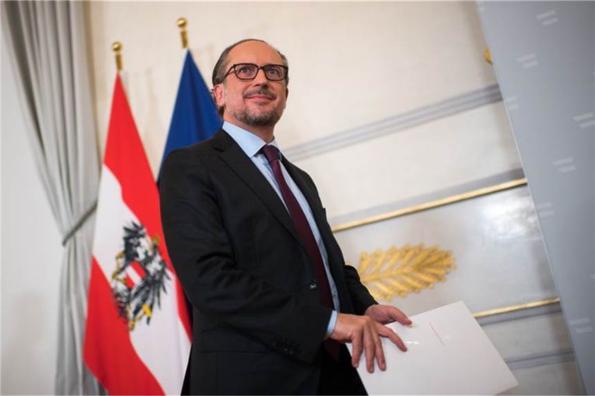 Österreich beschließt Lockdown für Ungeimpfte Österreichs Bundeskanzler Alexander Schallenberg kommt nach einer Krisensitzung mit den Ministerpräsidenten zu einer Pressekonferenz.