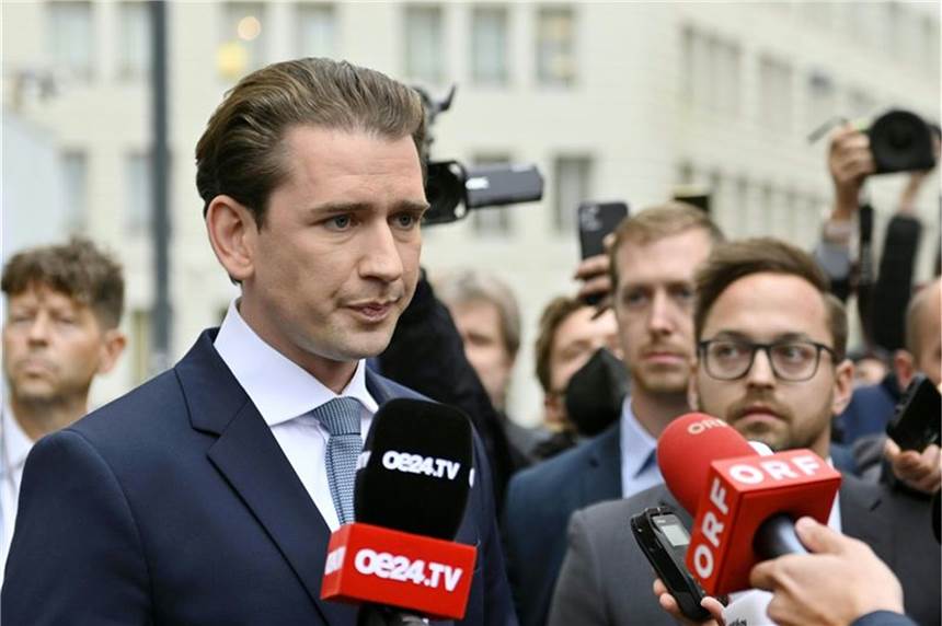 Österreichs Parteien erhöhen Druck auf Kanzler Kurz Österreichs Bundeskanzler Sebastian Kurz steht Journalisten Rede und Antwort.