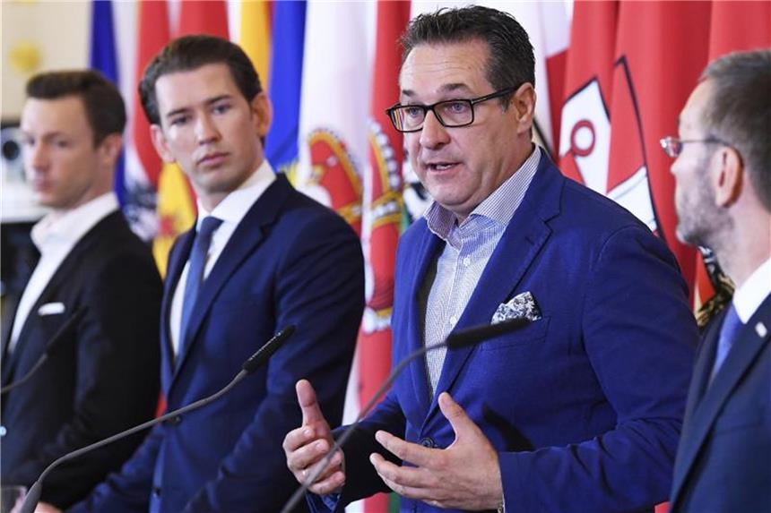 Österreich schließt sieben Moscheen und weist Imame aus Österreichs Vizekanzler Heinz-Christian Strache spricht während einer Pressekonferenz zum Thema „Entscheidungen im Kampf gegen politischen Islam“ in Wien. Links daneben: Bundeskanzler Sebastian Kurz. Foto: Robert Jaeger/APA