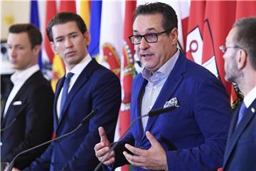 Österreichs Vizekanzler Heinz-Christian Strache spricht während einer Pressekonferenz zum Thema „Entscheidungen im Kampf gegen politischen Islam“ in Wien. Links daneben: Bundeskanzler Sebastian Kurz. Foto: Robert Jaeger/APA