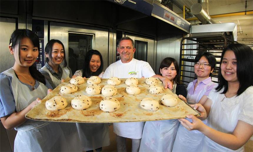 Sechs Japanerinnen backen Dortmunder Brot Ofenfertige Schokobrötchen - eine Gemeinschaftsleistung von Bäcker Frank Rothe und den japanischen Gästen.