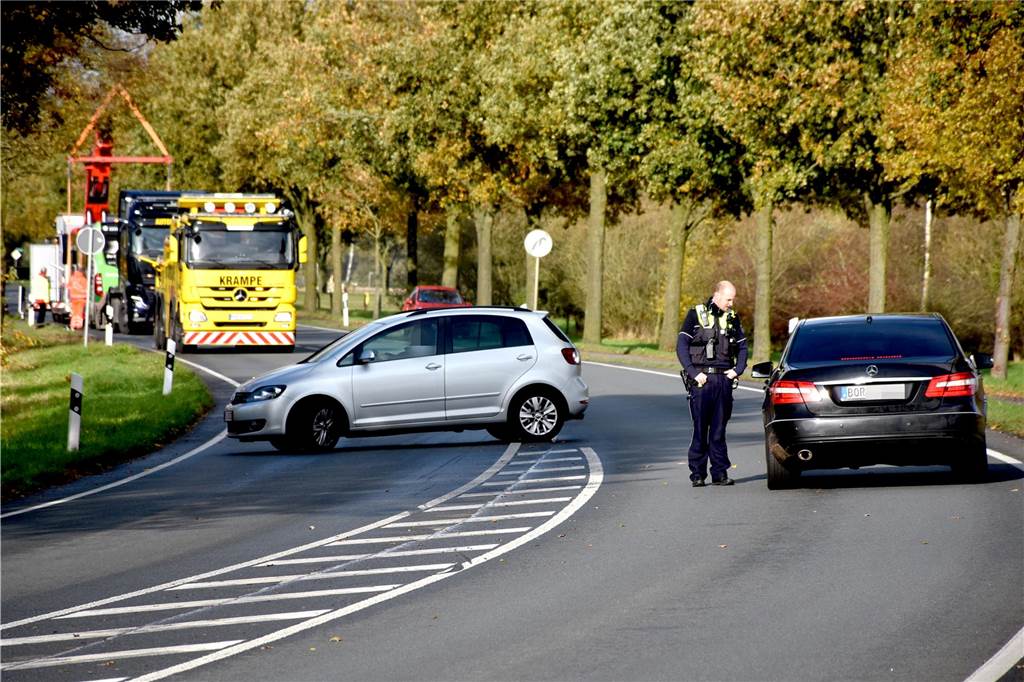 Bus erfasst Auto im Gegenverkehr: Ahauserin (25) wird schwer verletzt Autos sind an der Absperrung vorbei in die Unfallstelle gefahren