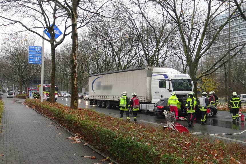Frau eingeklemmt: B1 in Dortmund nach Unfall mit Lkw am Montag gesperrt Offenbar hat ein Lkw den Kombi nach der Kollision ein Stück weit vor sich hergeschoben.