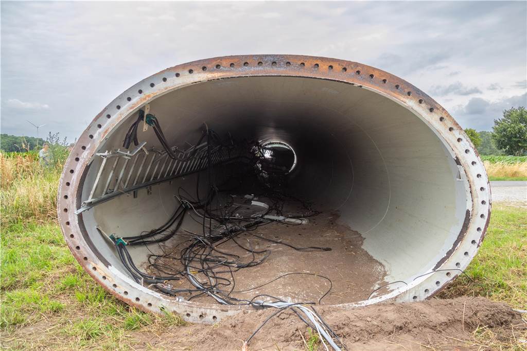 Windrad in Gescher umgestürzt: Turm und Flügel landen auf Esterner Wirtschaftsweg Der Turm des umgestürzten Windrades am Boden