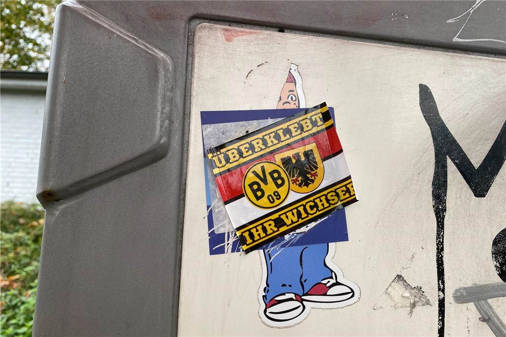 Vereine kommentieren Hass-Aufkleber: BVB, Schalke und Bochum befragt „Überklebt, ihre Wichser“ steht auf diesem BVB-Sticker in Castrop-Rauxel.
