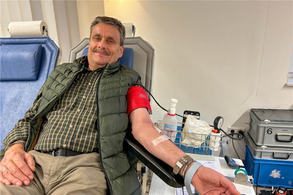 222. Blutspende: DRK nennt Manfred Gevers (70) einen „Super-Spender“ Manfred Gevers auf der Liege