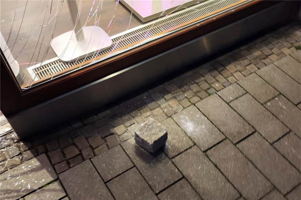 Einbrüche in Handy-Shops - Inhaber: „Ich habe so einen Hals.“ Offenbar mit diesem Pflasterstein versuchten die Unbekannten, die Scheibe des Telekom-Ladens einzuschlagen.