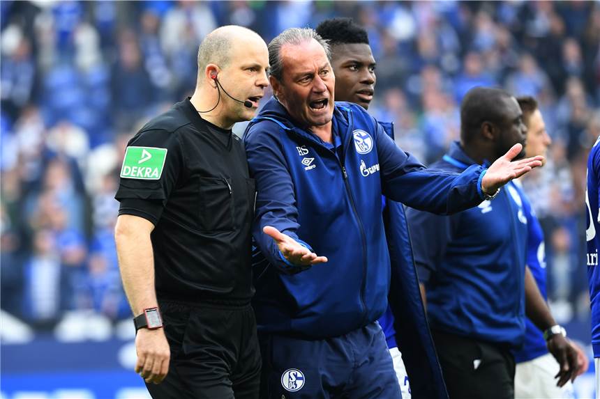 Schalke kocht vor Wut Offenbar unzufrieden: Huub Stevens beschwert sich wort- und gestenreich beim Vierten Offiziellen Mike Pickel.
