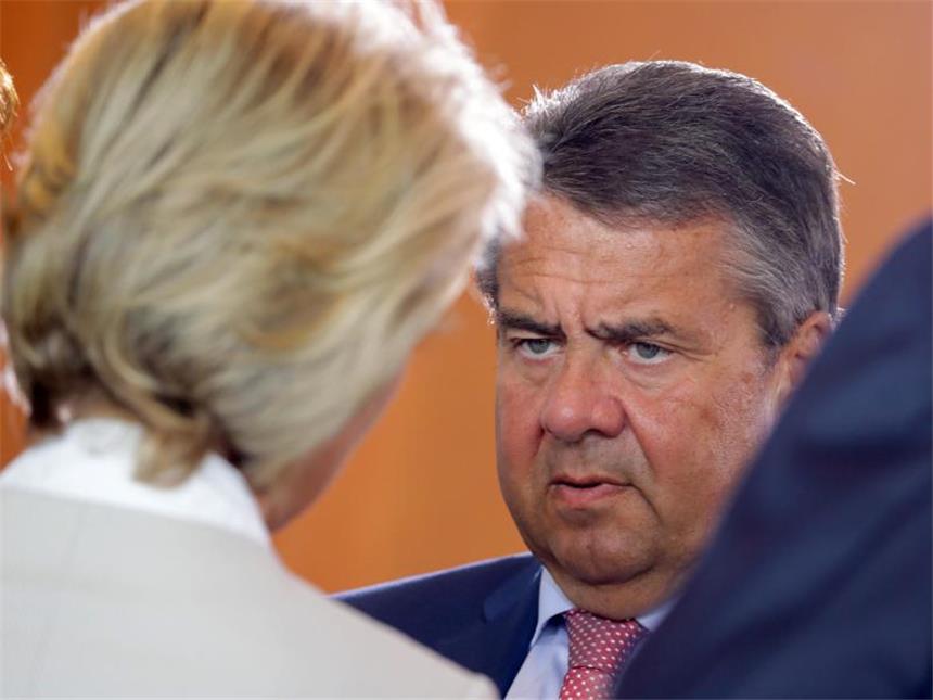 Offener Streit über Militärausgaben: Außenminister Sigmar Gabriel und Verteidigungsministerin Ursula von der Leyen. Foto: Kay Nietfeld