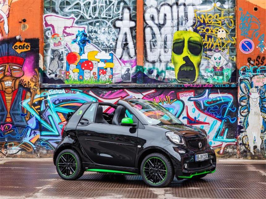 Elektrischer Smart ab Juli auch als Cabrio Offenes E-Mobil: Ab Juli geht der Smart electric drive auch wieder als Cabrio zu Preisen ab 25 200 Euro an den Start. Foto: Smart/dpa-tmn