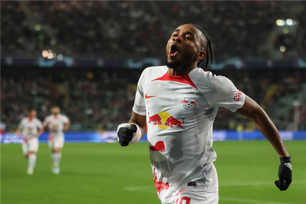 Viele Störfeuer bei BVB-Gegner Leipzig: Operation gelungen, der sächsische Patient lebt! Leipzigs Christopher Nkunku bejubelt ein einen Treffer.