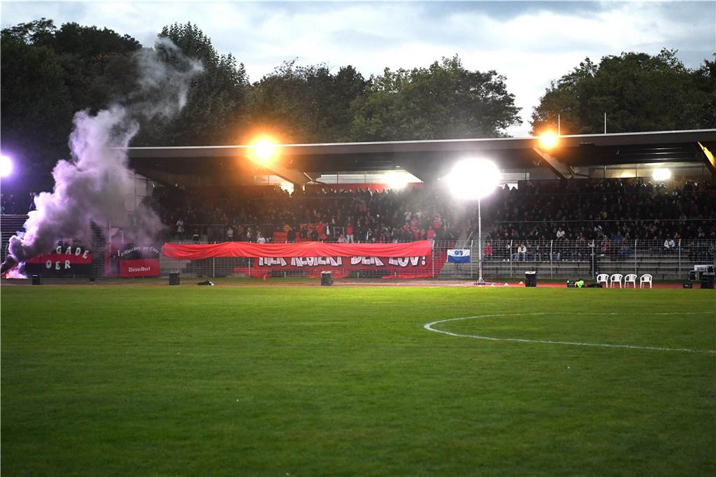 Spvgg. Erkenschwick kritisiert die Polizei: Ausführliche Stellungnahme zur Westfalenpokal-Posse Offiziell 1600 Zuschauer sahen im vergangenen Herbst das Westfalenpokal-Spiel zwischen der Spvgg. Erkenschwick und Preußen Münster.