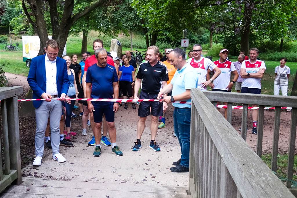 Das Startband ist zerschnitten: Laufstrecken in Vreden sind eröffnet Offiziell eröffnet wurde die Strecke von Bürgermeister Tom Tenostendarp und Uwe Stute.