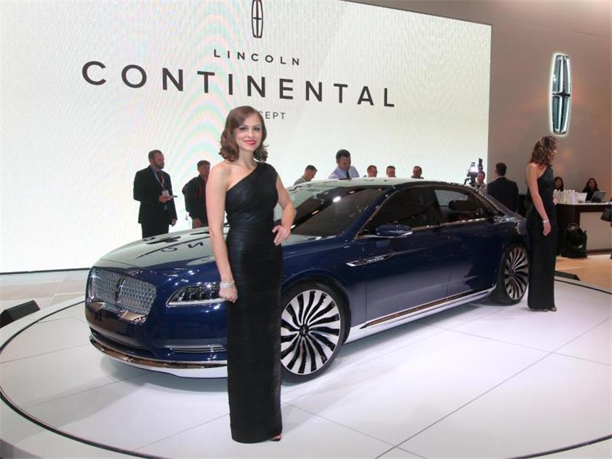 Think big - Luxus und Leistung bei der New York Motorshow Offiziell ist Lincolns Continental noch eine Studie. Doch die mehr als fünf Meter lange Oberklasse-Limousine soll bald in Serie gehen. Foto: Thomas Geiger
