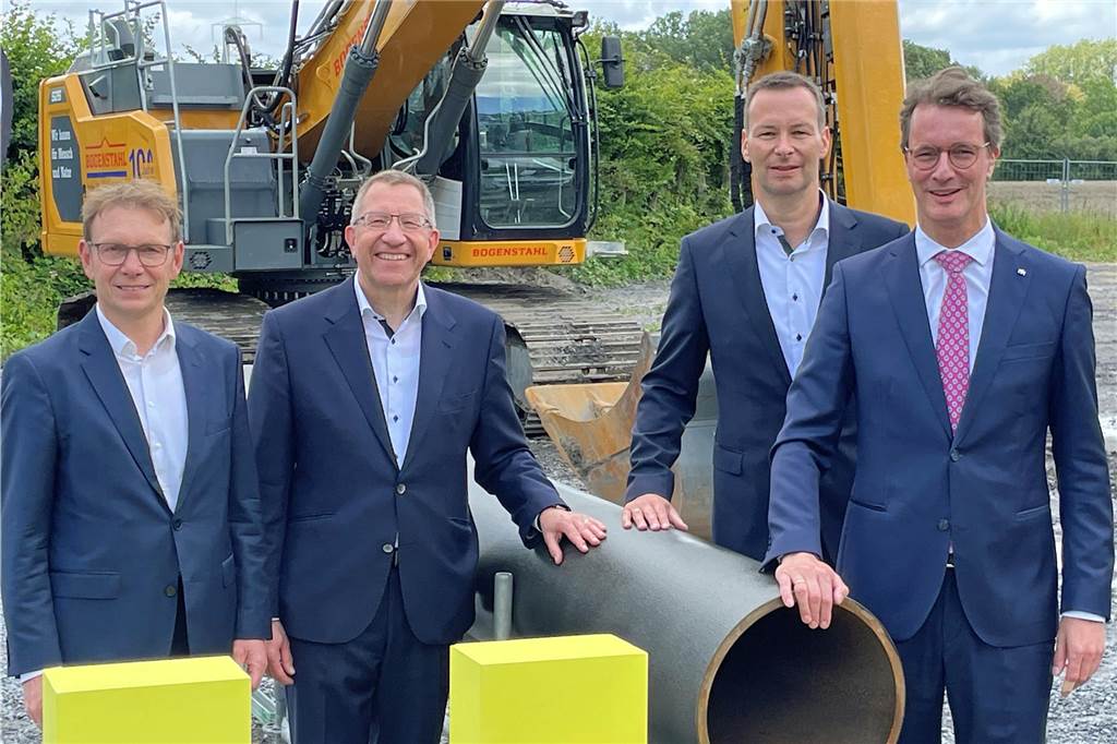 Offizieller Spatenstich am Wasserstoff-Rohr. (V. l.) Bürgermeister Lothar Christ, Dr. Jörg Bergmann und Dr. Thomas Hüwener (OGE-Geschäftsführung) sowie Ministerpräsident Hendrik Wüst.
