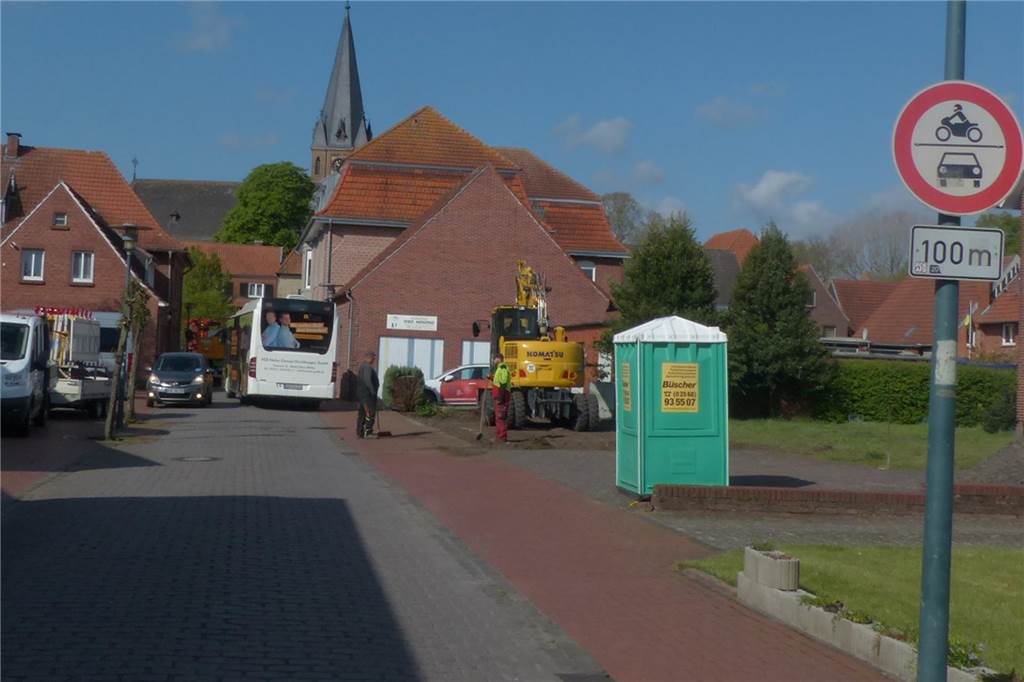 Transporter zerstören Vorgarten: Anwohner klagt über „Verkehrsrüpel“ Oft fahren Busse, Transporter oder Autos vom Steinweg direkt auf die Hauptstraße, obwohl diese vermeintliche Abkürzung nicht erlaubt ist.