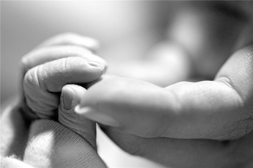Wenn Fotos die Erinnerung an Sternenkinder bewahren Oft halten die Fotografen von „Dein Sternenkind“ fest, wie sich Eltern von ihren Sternenkindern verabschieden. Detailaufnahmen von Berührungen sollen die Erinnerung wach halten.