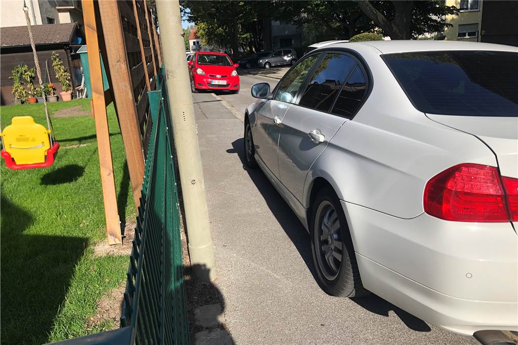 Oft parken Autos - wie hier in der Straße In der Esche - sehr weit auf dem Gehweg, sodass er für Rollatorfahrer schwer bis gar nicht passierbar ist