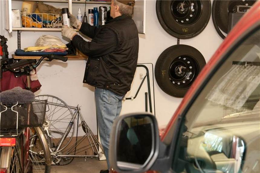 Oft parkt nicht nur der Wagen in der Garage, sie ist auch Lagerort für Reifen, Räder und Heimwerker-Bedarf. Mieter dürfen aber nicht alles in der Garage abstellen. Foto: Kai Remmers
