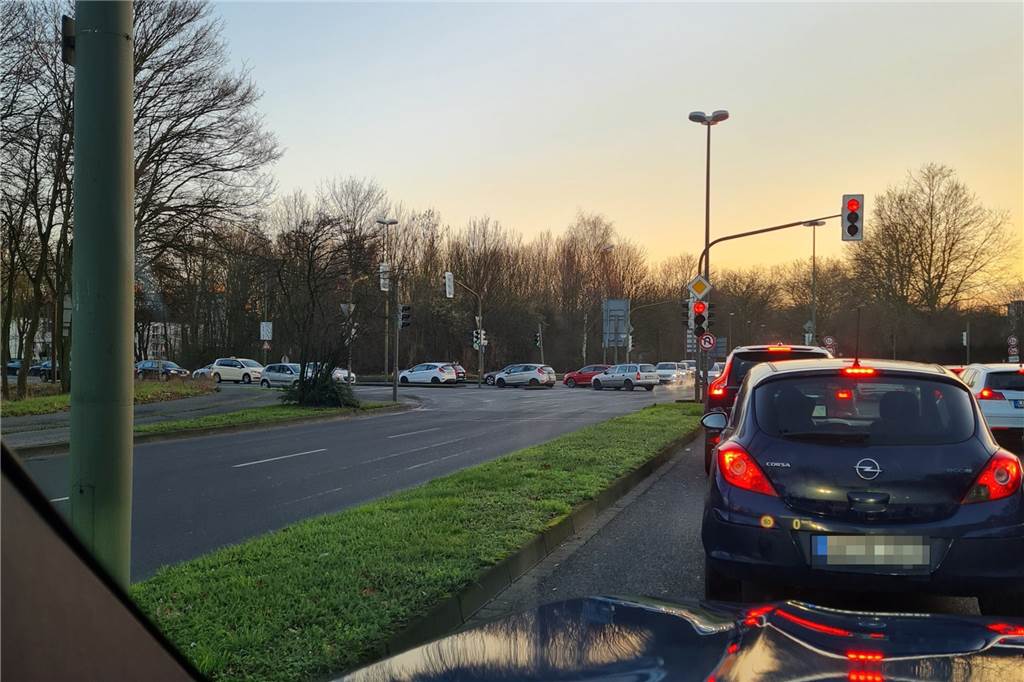 Tempo 30: Lünerin berichtet über tägliches Chaos im Berufsverkehr Oft staut sich der Feierabendverkehr so zurück, dass man Schwierigkeiten hat, von der Konrad-Adenauer-Straße auf die Bebelstraße zu biegen - und man Gefahr läuft, auf der Kreuzung stehen zu bleiben.