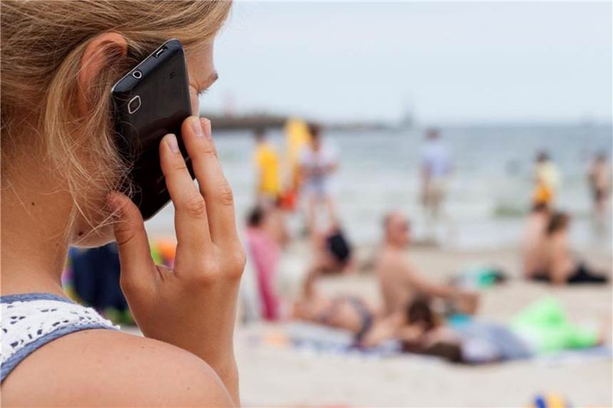 Oftmals gibt es in Unternehmen keine klaren Regeln für die Erreichbarkeit in der Freizeit. In einem offenen Gespräch sollten deshalb Erwartungen und Bedürfnisse geklärt werden. Foto: Daniel Naupold