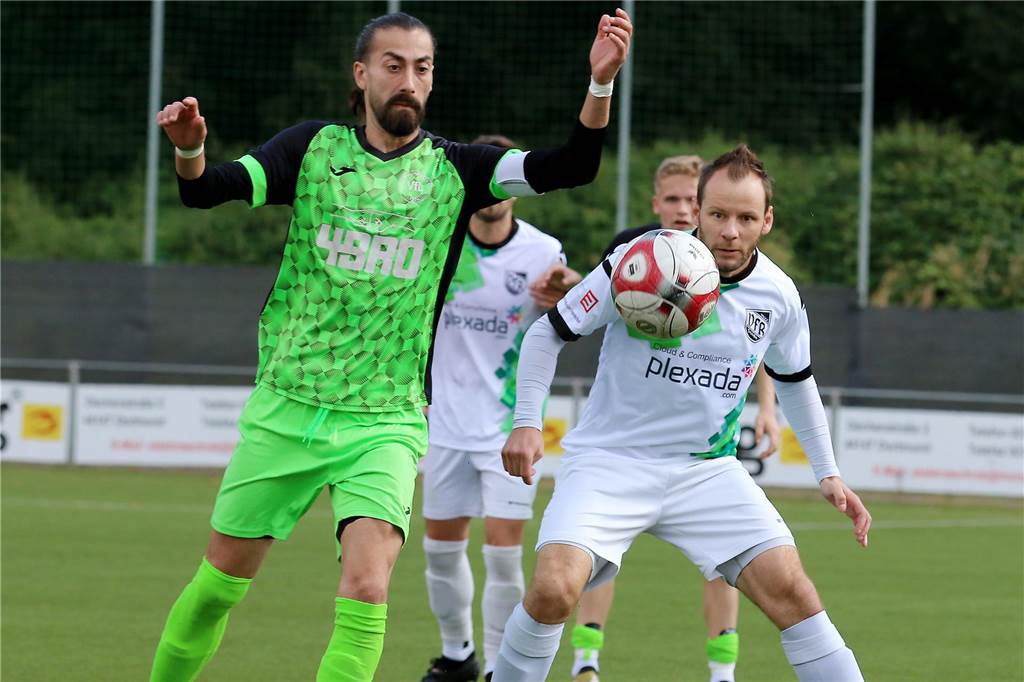 Oguzhan Kuz (l.) und der VfL Kemminghausen sind punktlos Letzter.