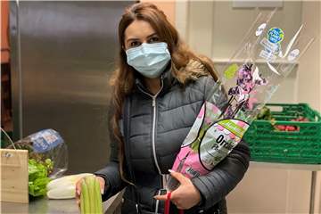 „Oh, die Blumen hab ich am liebsten.“ Tina Miroyan ist seit Jahren Kundin bei der Tafel in Haltern und für die Unterstützung dankbar.