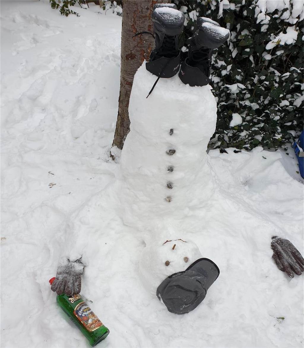 Oh weia! "Unser Schneemann hat es mit dem Glühwein gegen die Kälte wohl etwas übertrieben und sieht die Welt nun auf dem Kopf", schreibt Beate Kohlhas zu dem neu gedachten Schneemann.