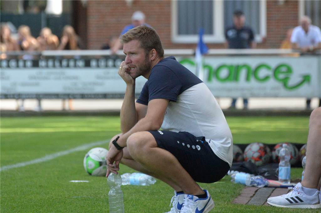 "Ein bisschen geschockt": Trainerduo verlässt den FC Epe Trainer Jens Niehues an der Seitenlinie des FC Epe