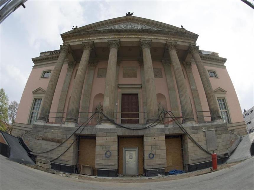 Berliner Staatsoper öffnet im Staccato-Modus Ohne Bauzaun: Das Gebäude der Staatsoper Unter den Linden. Foto: Paul Zinken