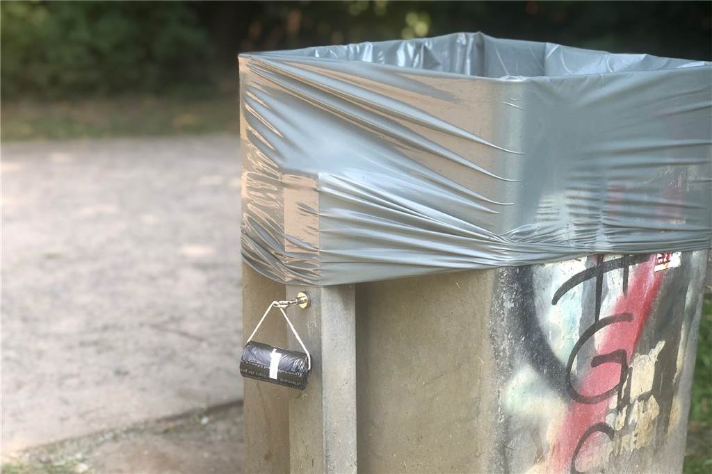 Lukas Steves finanziert aus eigener Tasche Kotbeutel Ein starker Magnet hält die Beutelrolle an den städtischen Mülleimern entlang der Fußwege.