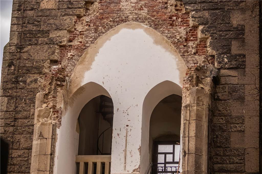 Der Kirchturm ist marode und bereit zum Abriss