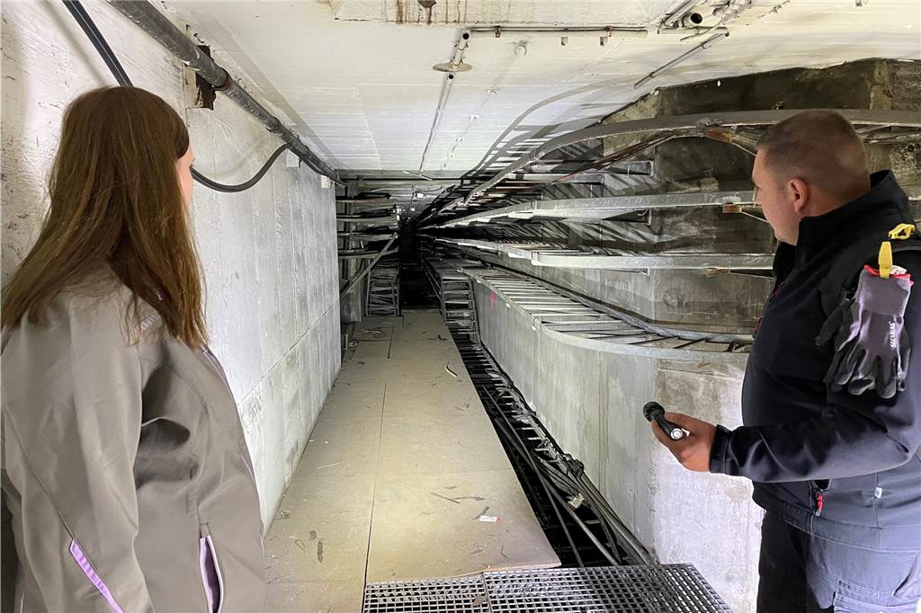 Im Luftschutzbunker: Castrop-Rauxeler Benjamin Sowade besucht „verlorene Orte“ Ohne die hellen Taschenlampen wäre es stockfinster in der Kaue unterm ehemaligen Stahlwerk.