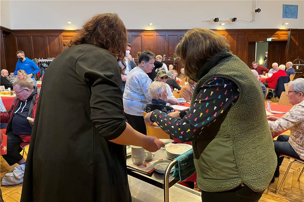 Zwei Helferinnen am Kuchenwagen bei der Weihnachtsfeier im Wichernhaus in Castrop-Rauxel 2022. 