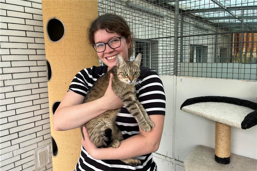 Ohne Ehrenamtliche geht es im Tierheim Castrop-Rauxel nicht. Julia Karschewski ist eine von ihnen. Sie steht auf dem Foto in einem der Katzenhäuser und hält eine Katze im Arm.