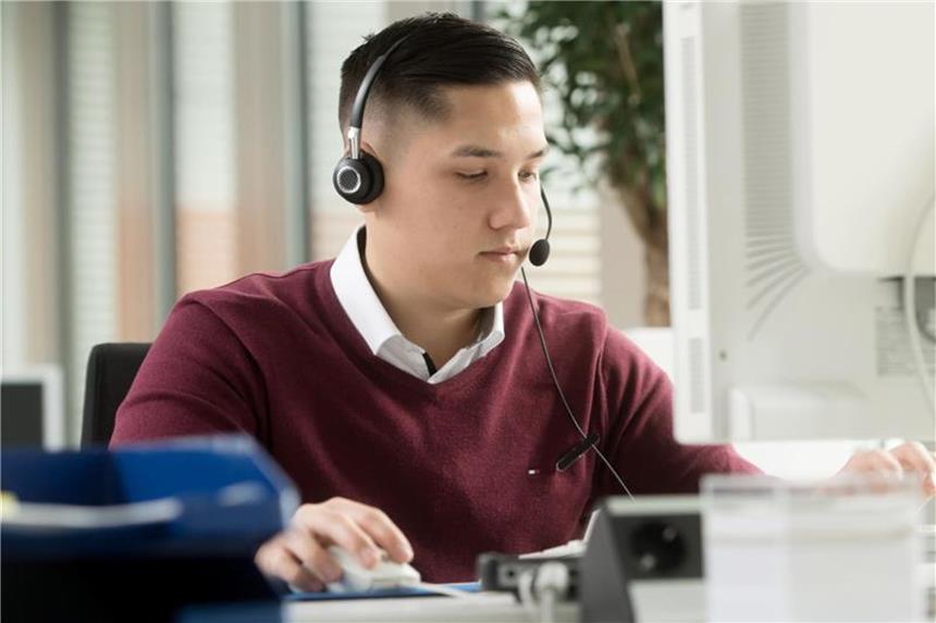 Wie werde ich Versicherungskauffrau/mann? Ohne Einfühlungsvermögen geht es nicht: Versicherungskaufleute wie Kevin Pham sind oft eine der ersten Anlaufstellen im Notfall - entsprechend gut müssen ihre Umgangsformen sein. Foto: Tobias Hase/dpa-tmn