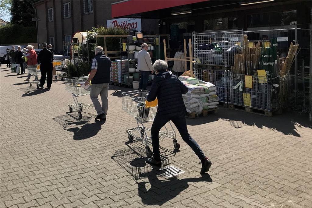 Sonderposten-Markt erlebt am Montag einen regelrechten Kundenansturm Ohne Einkaufswagen geht nichts in Habinghorst. Wer keinen ergattert hat, darf auch nicht in den Sonderpostenmarkt an der Poststraße.