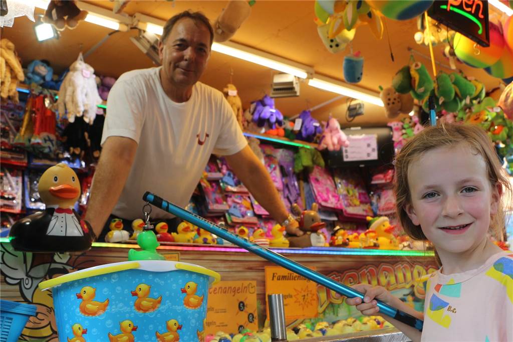 Mit Lotta (5) über die Ahauser Kirmes: So viel Spaß hat das Kind für 30 Euro Ohne Entenangeln geht es nicht: 24 Enten holt Lotta aus dem Teich, für 7 Euro. Dazu bleibt Zeit für ein kleines Pläuschchen mit Arno Zahn.