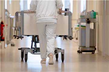 Ohne Fachleute geht es nicht: Damit die Patienten gut versorgt und die Pflegekräfte nicht überlastet sind, muss eine Klinik genug Personal einsetzen. Doch daran mangelt es.
